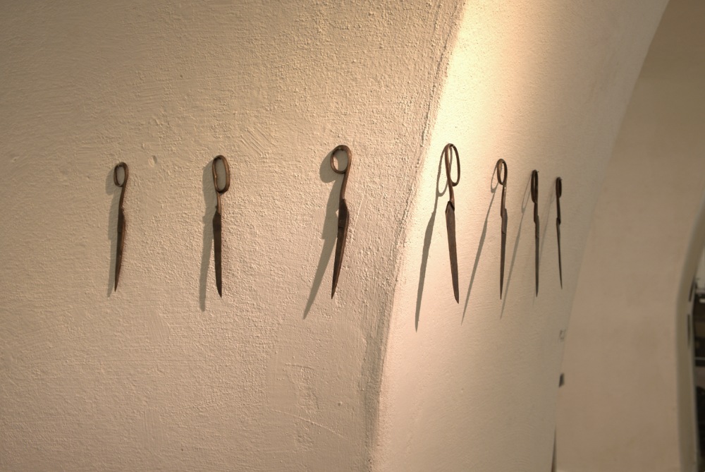 Halbe Scheren aus Bronze in einer Ausstellungsansicht.