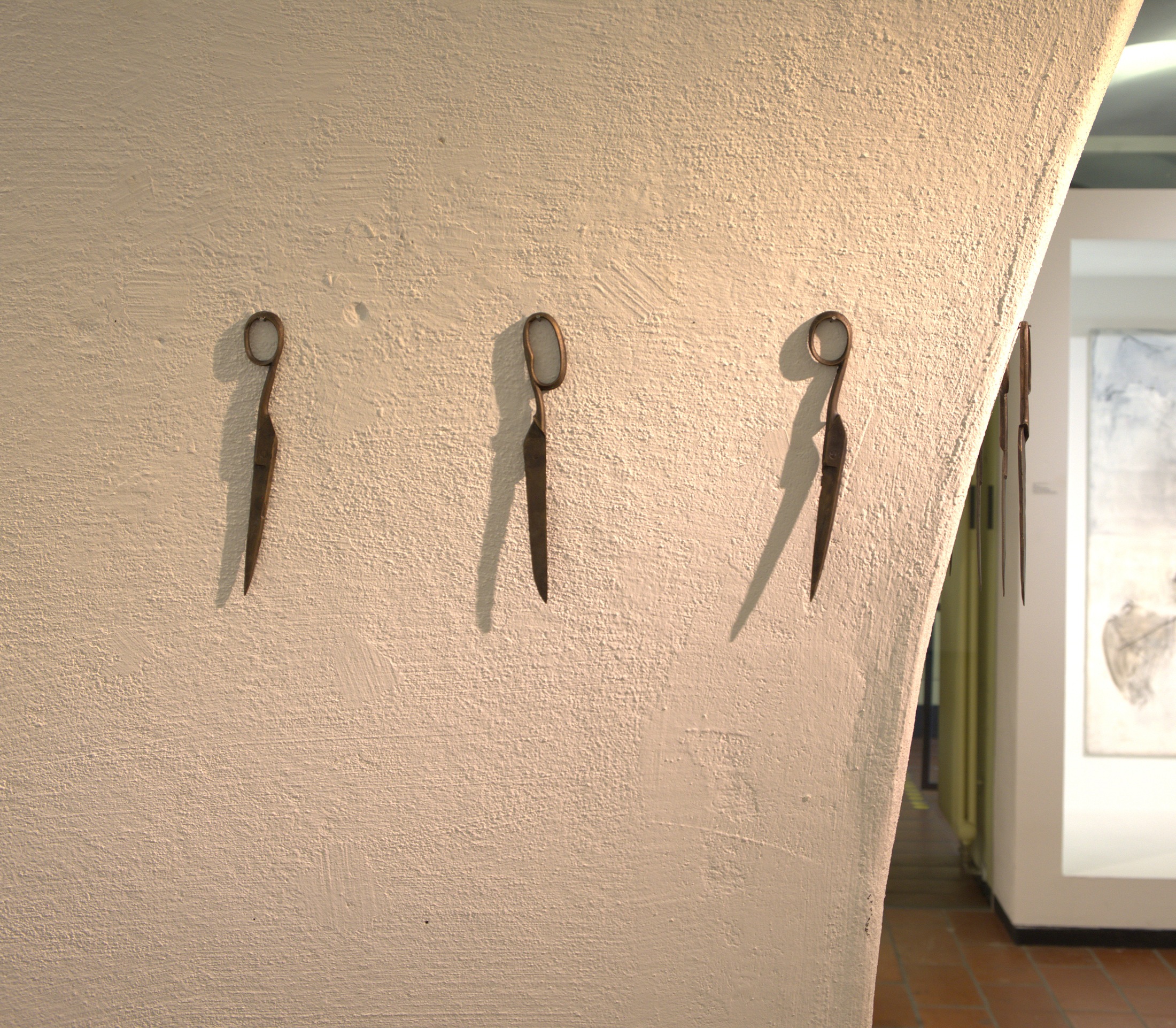 Halbe Scheren aus Bronze in einer Ausstellungsansicht.
