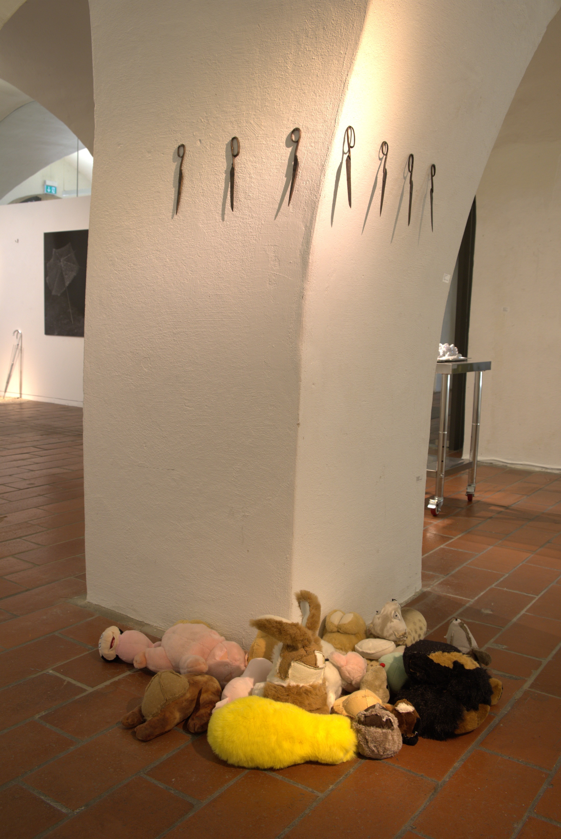Ausstellungsansicht mit Halben Scheren aus Bronze und Arbeiten aus der Cœur-Serie.