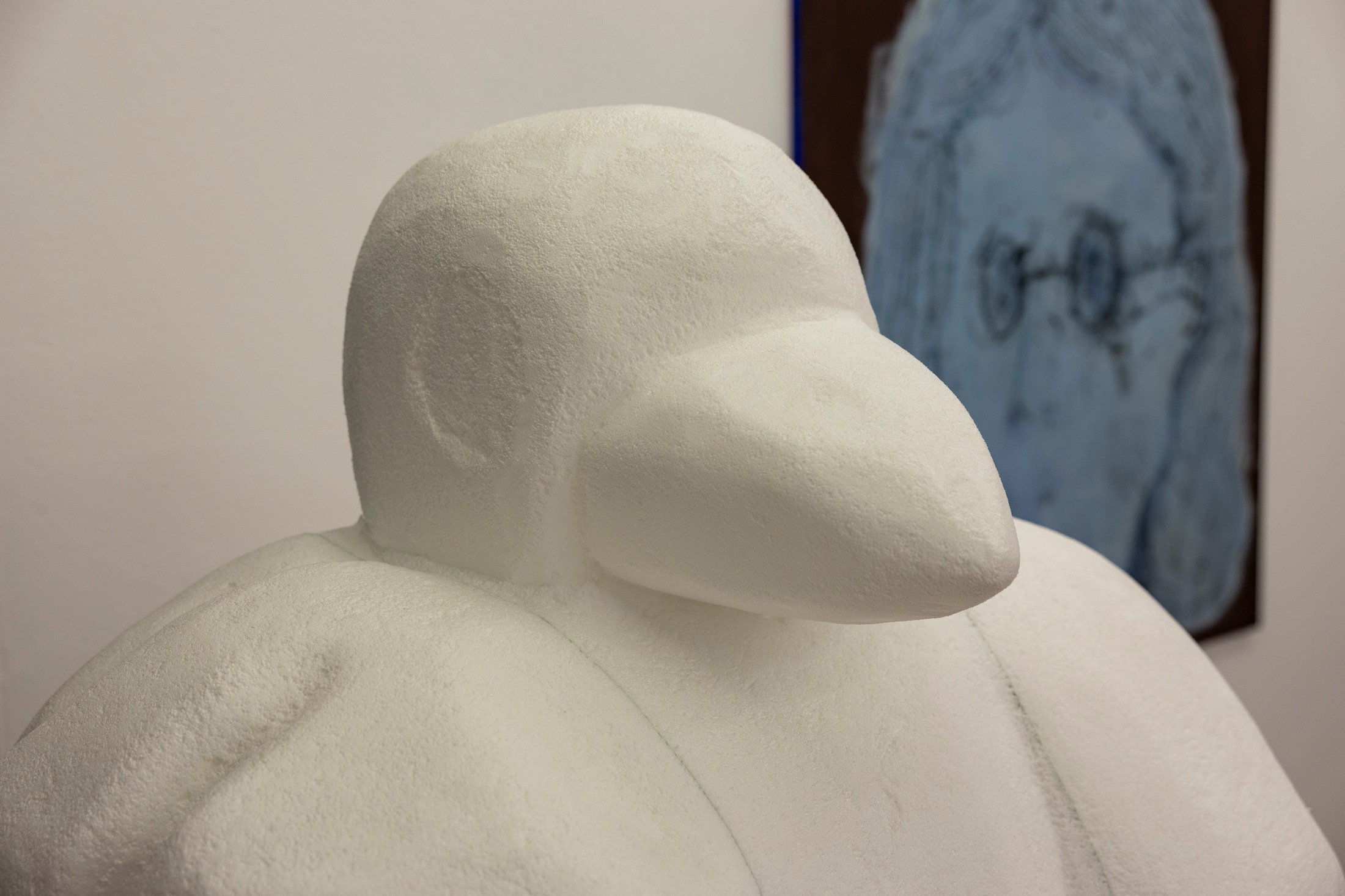 Dichotomie, Vogelskulptur aus Styropor und Holz.